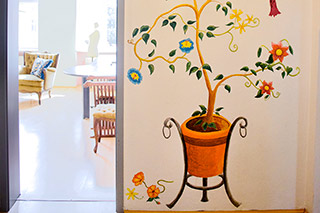 Blick in einen unserer Banhandlungräume. Die Malerei wurde im Rahmen einer Therapie angefertigt.