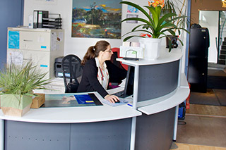 Hier ist unser Empfangsbereich zu sehen. Dort werden Sie von unseren freundlichen Mitarbeitern begrüßt.