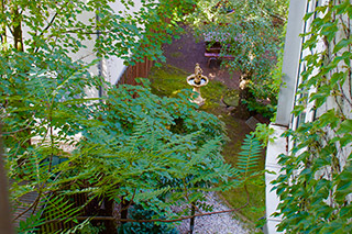 Der Blick in unseren wunderschönen Innenhof. Dort sind viele Behandlungformen, Trainings und Workshops bei gutem Wetter auch draußen möglich.